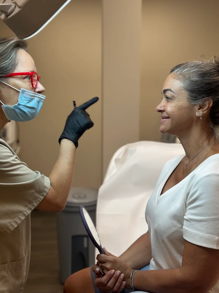 Especialista de Lumea durante un tratamiento facial