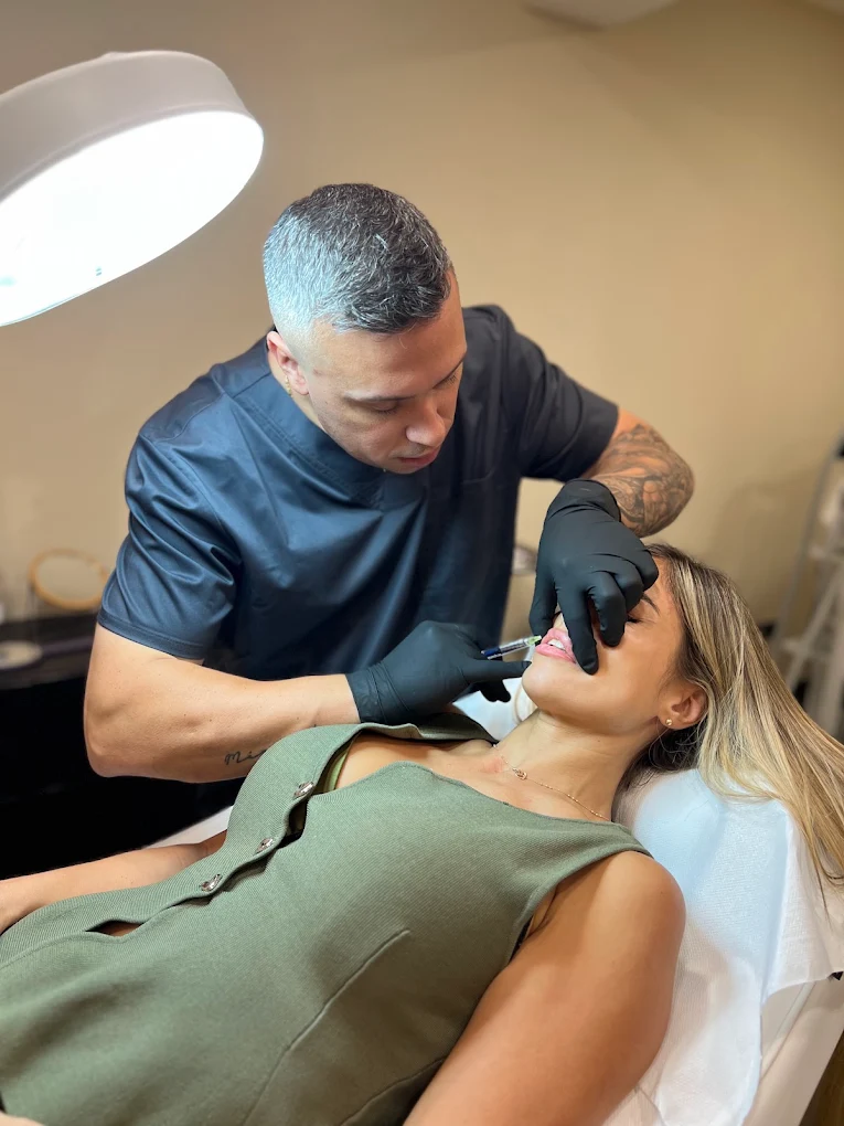 Aumento de labios con ácido hialurónico en Lumea